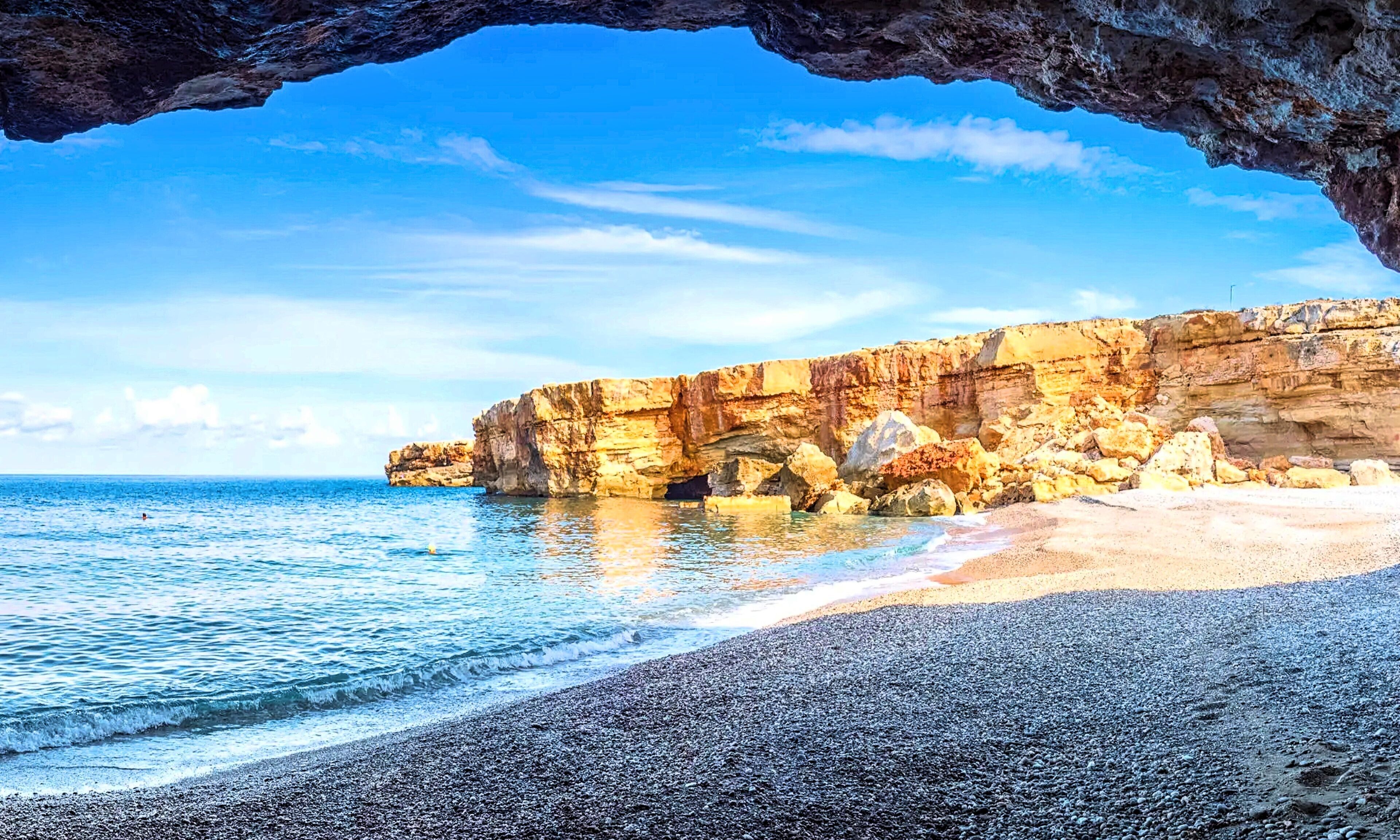 Vlak bij het strand, ligstoelen, strandlakens