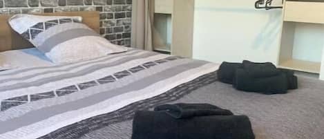 3 bedrooms, desk, WiFi, bed sheets