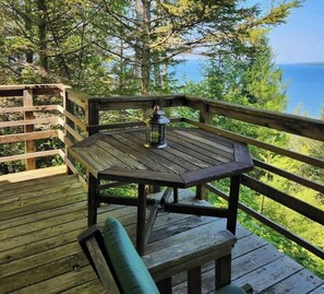 Outdoor dining - Bean Ravine - Unique Cabin overlooking Lake Superi (La Pointe)
