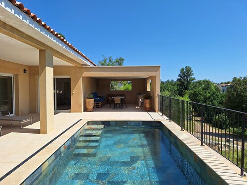 Superbe villa neuve climatisée, belle piscine, au pied des Cévennes !