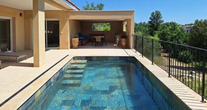 Superbe villa neuve climatisée, belle piscine, au pied des Cévennes !