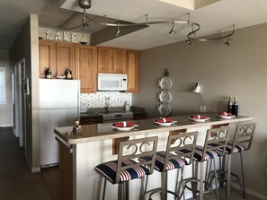 Frigorífico, microondas, horno y placa de cocina