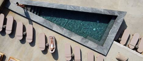 Piscina externa sazonal, guarda-sóis, espreguiçadeiras