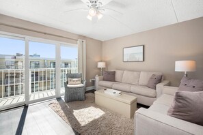 Living area - Wight Bay 534 - 2br/2baths outdoor pool, close to Seacrets, EZ walk to the beach (Ocean City)