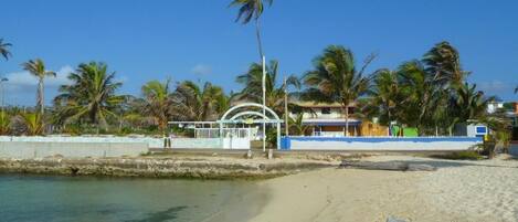 Una spiaggia nelle vicinanze, sabbia bianca