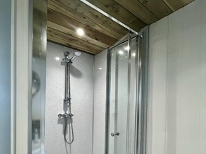 Baita | Bagno | Doccia, pantofole, asciugamani