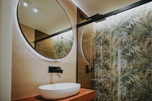 Suite | Bathroom | Shower, rainfall showerhead, free toiletries, hair dryer - POETICA BOUTIQUE SKY HOTEL (Naples)