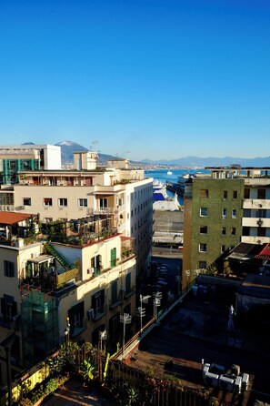 A high-rise building with multiple balconies and a view of the sea. - POETICA BOUTIQUE SKY HOTEL (Naples)