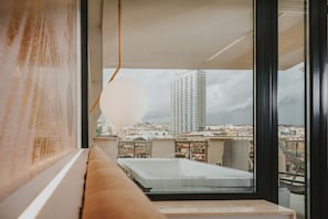 Junior-sviitti | Untuvapeitot, pillowtop-patjalliset sängyt, minibaari