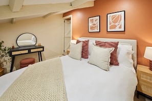 2 bedrooms, desk, iron/ironing board, free WiFi