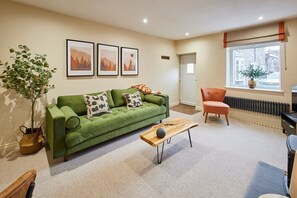 Televisión, chimenea y oficina 