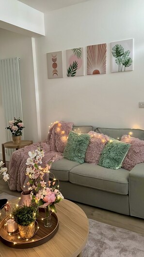 Living area - Your Cosy Paradise! For families and friends seeking a home away from home    (London)