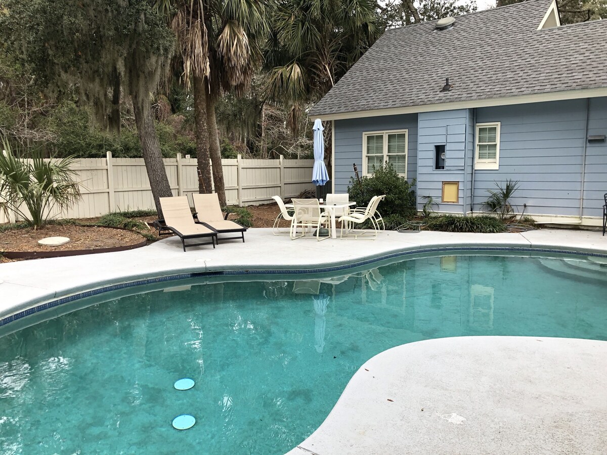 12 Flamingo: 5th row Beach Cottage has a private pool pet friendly.