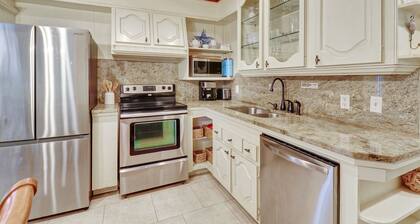 12 Flamingo: 5th row Beach Cottage has a private pool pet friendly.