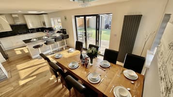 Luxury House | In-room dining