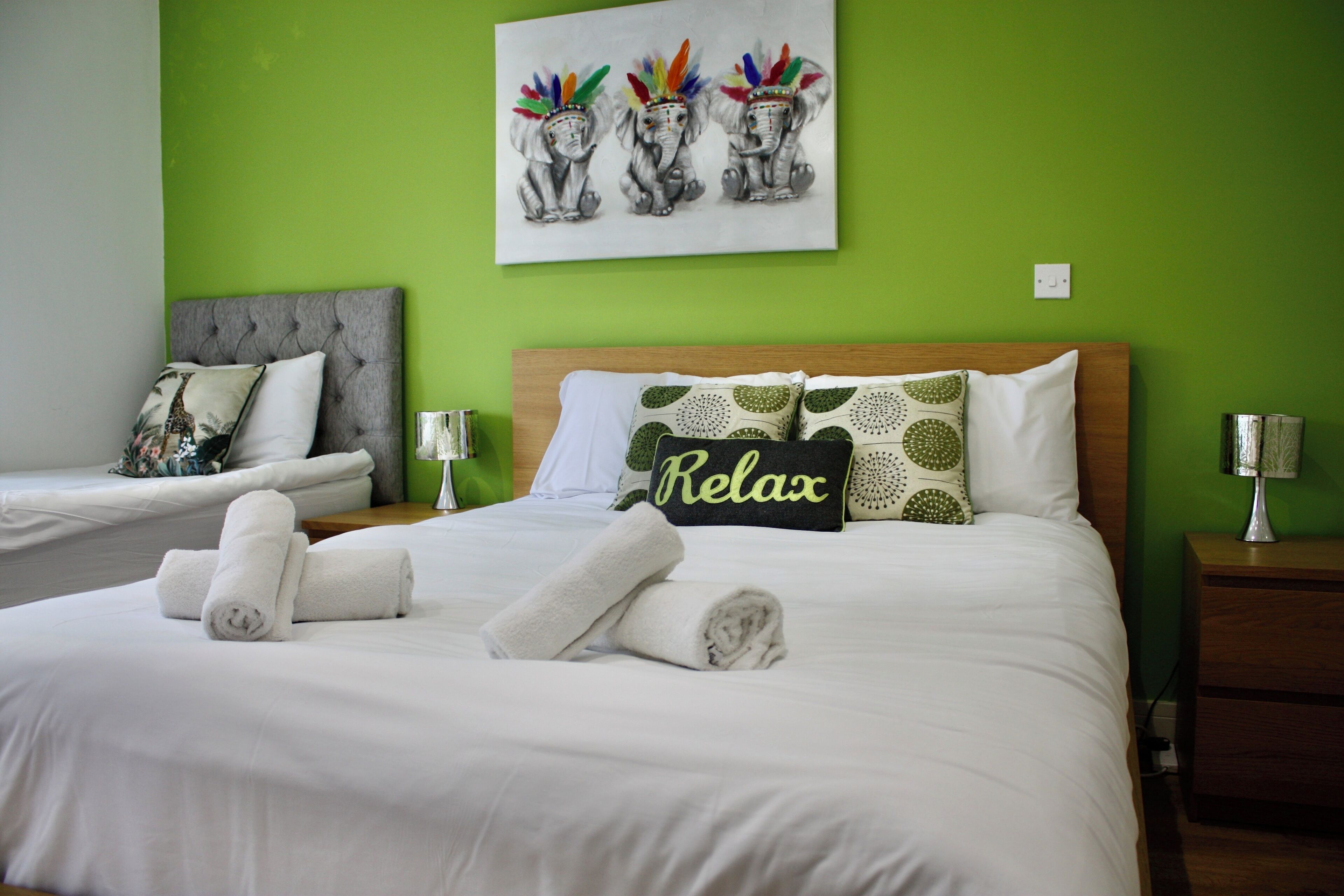 6 bedrooms, Egyptian cotton sheets, premium bedding, Select Comfort beds