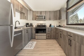 Refrigerador, microondas, horno y parrilla de estufa