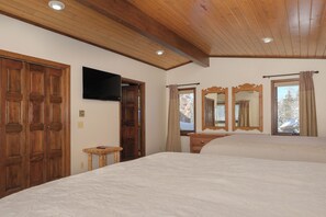 2 bedrooms, desk, travel cot, Internet