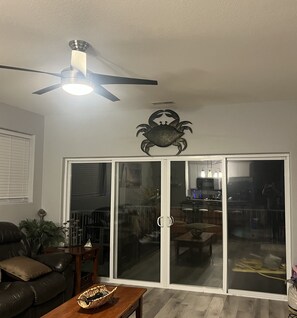 スマートテレビ、暖炉、テレビゲーム