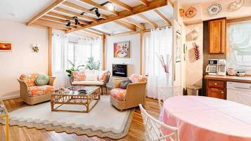 TV, fireplace