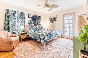 1 bedroom, WiFi, bed sheets - The Golden Suite: themed getaway! (Cincinnati)