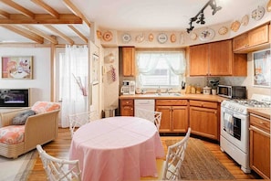 Fridge, microwave, oven, stovetop - The Golden Suite: themed getaway! (Cincinnati)