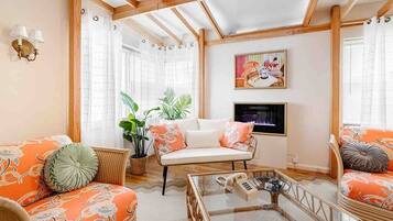 TV, fireplace
