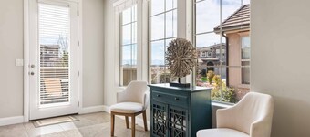 Red Cliffs Getaway: EV Charger, Community Pool + Hot Tub