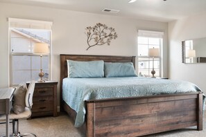 3 bedrooms, desk, iron/ironing board, travel crib - Red Cliffs Getaway: EV Charger, Community Pool + Hot Tub (Washington)