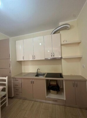 Refrigerador, tetera eléctrica y utensilios de cocina 