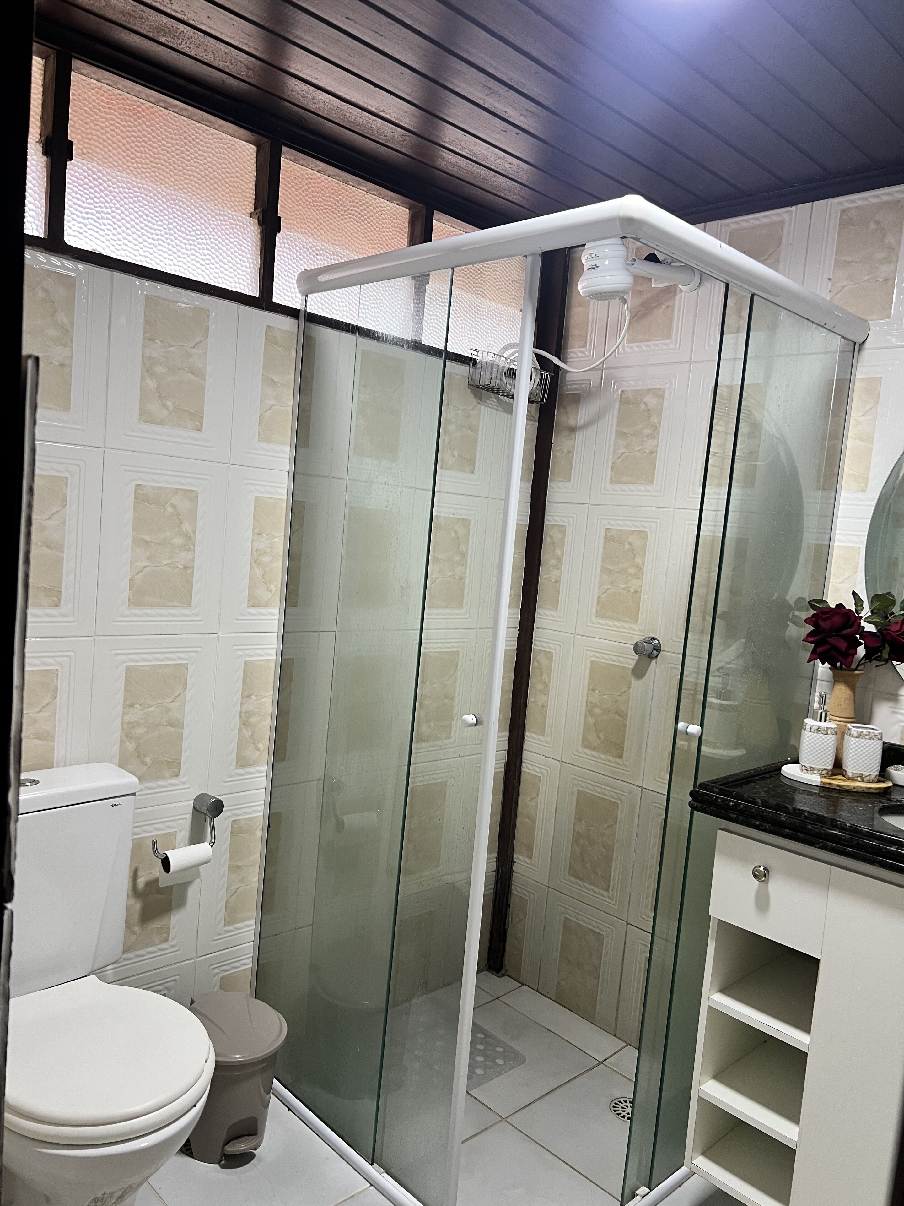 Douche, serviettes fournies, papier toilette
