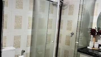 Douche, serviettes fournies, papier toilette