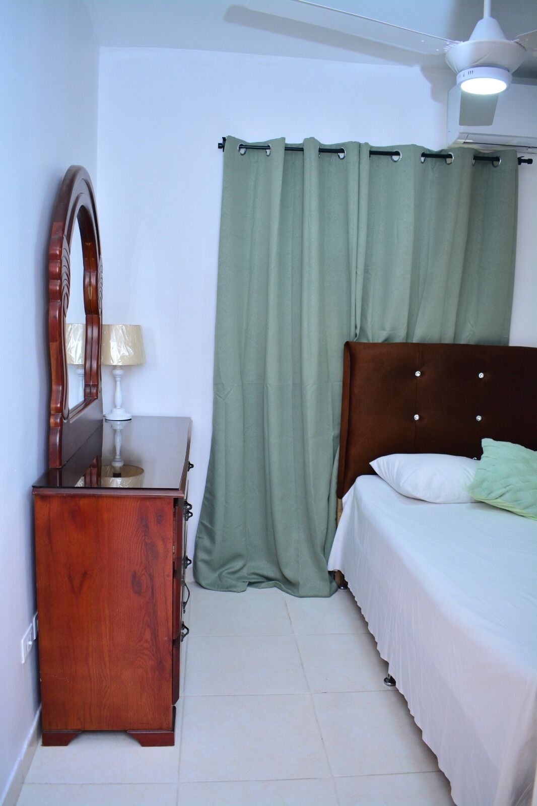 2 habitaciones, tabla de planchar con plancha, wifi y ropa de cama 