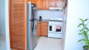 Cafetera y tetera, refrigerador, horno y lavavajillas