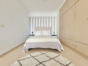 1 chambre, fer et planche à repasser
