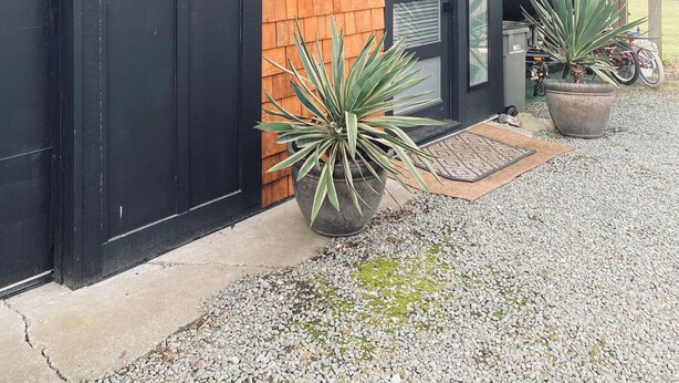En bygning med mørk facade og en detaljeret mur af træbeklædning med teksten "SALISH SUITE".