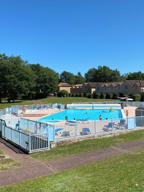 Outdoor pool, a heated pool - Appartement 5 Personnes, Résidence du Lac, Monflanquin (Monflanquin)