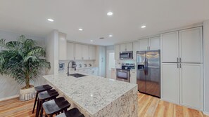 Een koelkast, een microgolfoven, een koffiezetapparaat/waterkoker