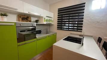 Jääkaappi, mikroaaltouuni, uuni, liesi