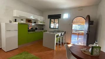 Jääkaappi, mikroaaltouuni, uuni, liesi