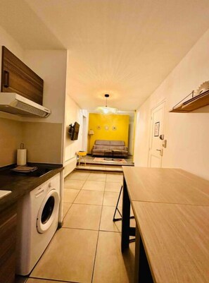 Geladeira, micro-ondas, cooktop, lava-louças