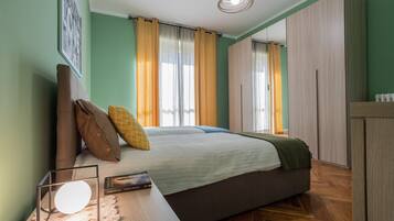 Tabla de planchar con plancha, wifi gratis y ropa de cama