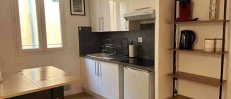 Frigorifero, microonde, forno, piano cottura