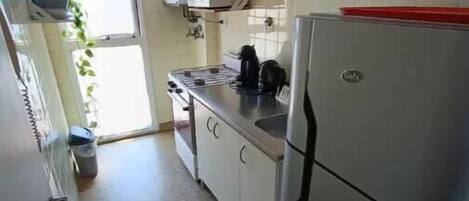 Mikrobølgeovn, ovn, kokeplater og kaffetrakter/tekoker