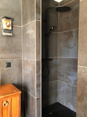 Douche, sĂšche-cheveux, bidet, serviettes fournies