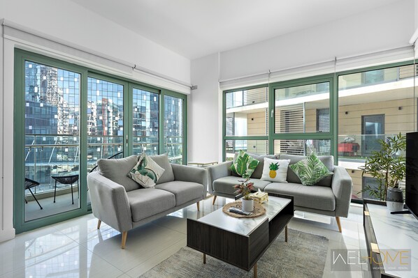 标准公寓 | 起居区 | 50-英寸智能电视（配备有线频道）