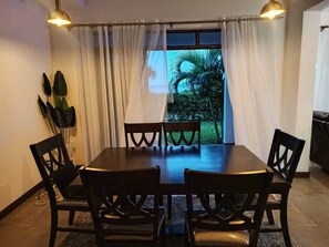 Departamento Deluxe | Área de sala de estar | Smart TV de 24 pulgadas con canales digitales 