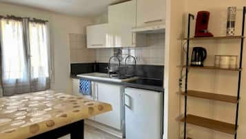 Fridge, microwave, oven, coffee/tea maker