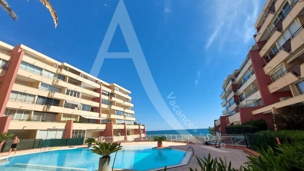 A hotel with multiple balconies, a swimming pool, and a view of the sea. - T2 moderne avec belle terrasse (Sète)