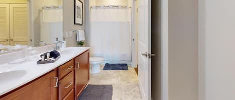 Een haardroger, handdoeken, zeep, toiletpapier